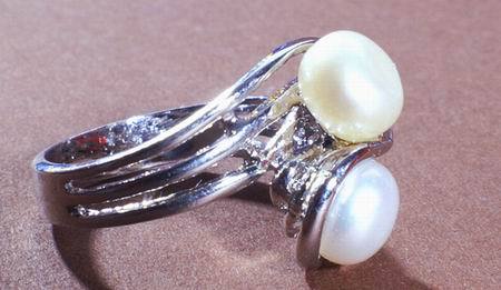 Beautiful Two-Pearl Ring
