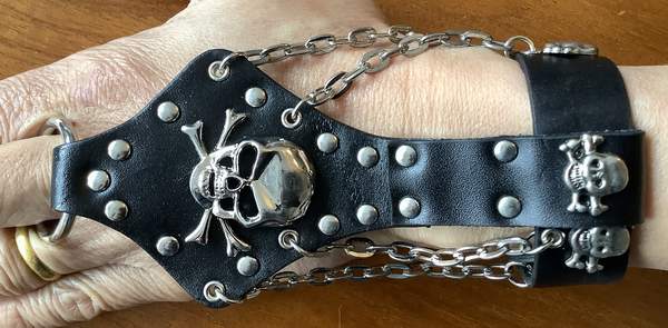 Awesome Gothic All-Over-Hand Black Skull Bracelet & Ring